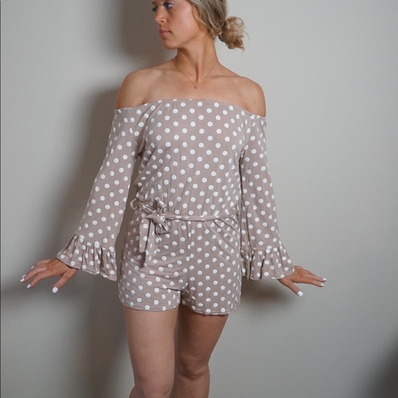 PrettyLittleThing Other - Polka dot tan/creme romber